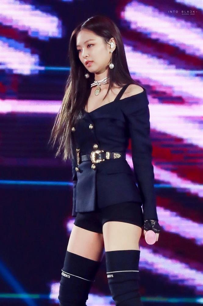 Jennie - Lisa đọ body thần thánh khi diện chung 1 chiếc quần: Jennie sexy thật nhưng có bốc bằng cô em?-10