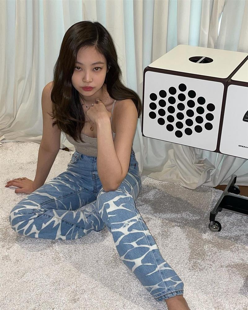 Jennie - Lisa đọ body thần thánh khi diện chung 1 chiếc quần: Jennie sexy thật nhưng có bốc bằng cô em?-3