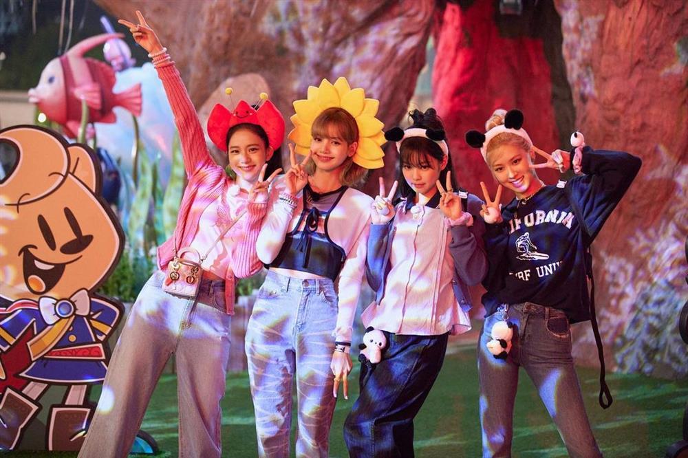 Jennie - Lisa đọ body thần thánh khi diện chung 1 chiếc quần: Jennie sexy thật nhưng có bốc bằng cô em?-4