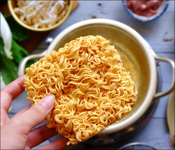 Ăn mì úp, mì xào mãi cũng chán, thử ngay cách làm mì trộn muối ớt lạ miệng, đảm bảo cả nhà đều thích-1