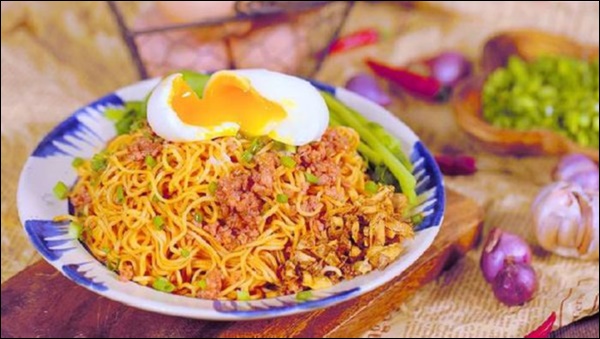 Ăn mì úp, mì xào mãi cũng chán, thử ngay cách làm mì trộn muối ớt lạ miệng, đảm bảo cả nhà đều thích-3