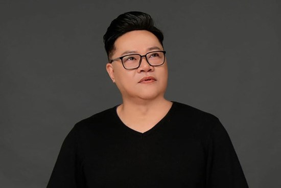 Nam ca sĩ Phi Hải đột ngột qua đời, bà xã Hương Giang xót xa tìm nơi mai táng vì dịch bệnh căng thẳng