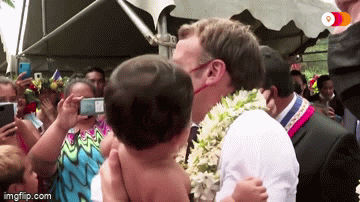 Tổng thống Pháp lại gây bão MXH với khoảnh khắc cưng nựng trẻ con rồi nhận về cái kết đắng lòng-1