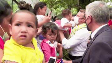 Tổng thống Pháp lại gây bão MXH với khoảnh khắc cưng nựng trẻ con rồi nhận về cái kết đắng lòng-2