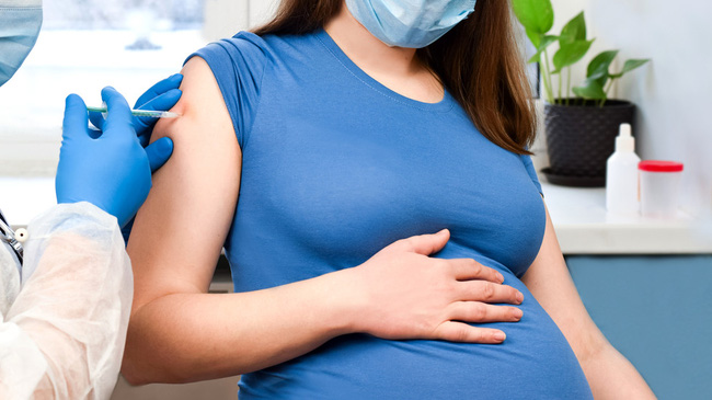 Bác sĩ chuyên khoa giải đáp loạt thắc mắc của chị em về việc tiêm vắc-xin Covid-19 và chuyện sinh sản, bầu bí-2