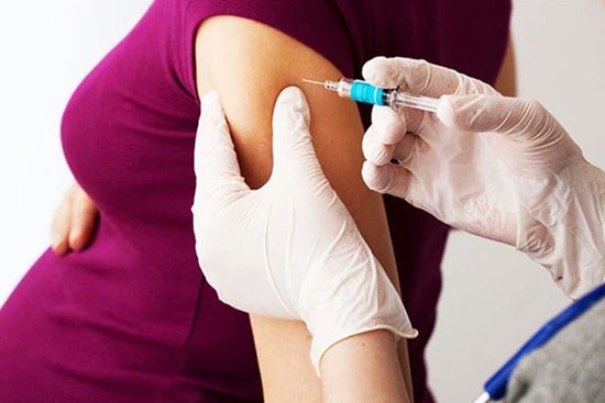 Bác sĩ chuyên khoa giải đáp loạt thắc mắc của chị em về việc tiêm vắc-xin Covid-19 và chuyện sinh sản, bầu bí