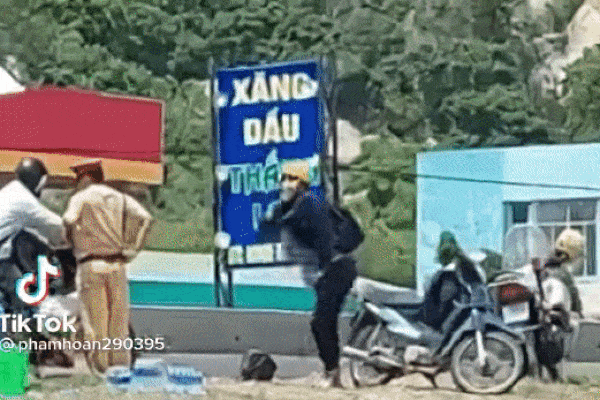 Hình phạt đáng yêu nhất mùa dịch: Thông chốt bất thành phải... tập thể dục, xong được tặng cơm-1