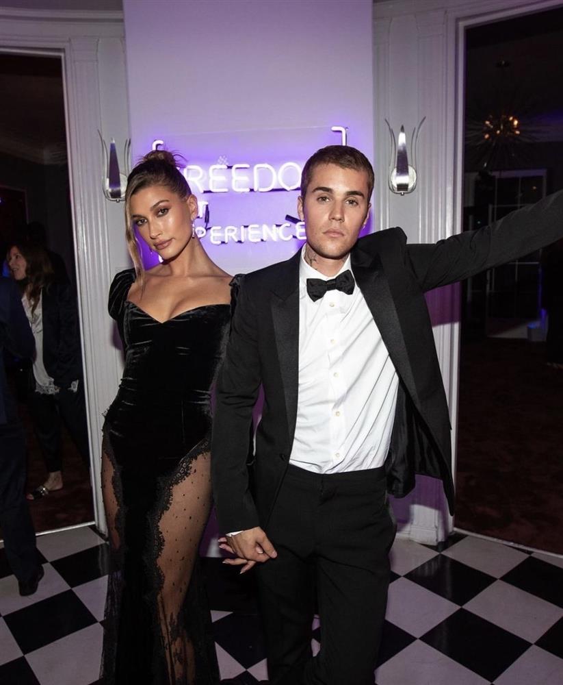 Bà xã Justin Bieber mặc đầm xẻ hiểm hóc, khiến chồng phải che chắn liên tục nhưng vẫn chưa là gì với Á hậu nóng bỏng Vbiz-1