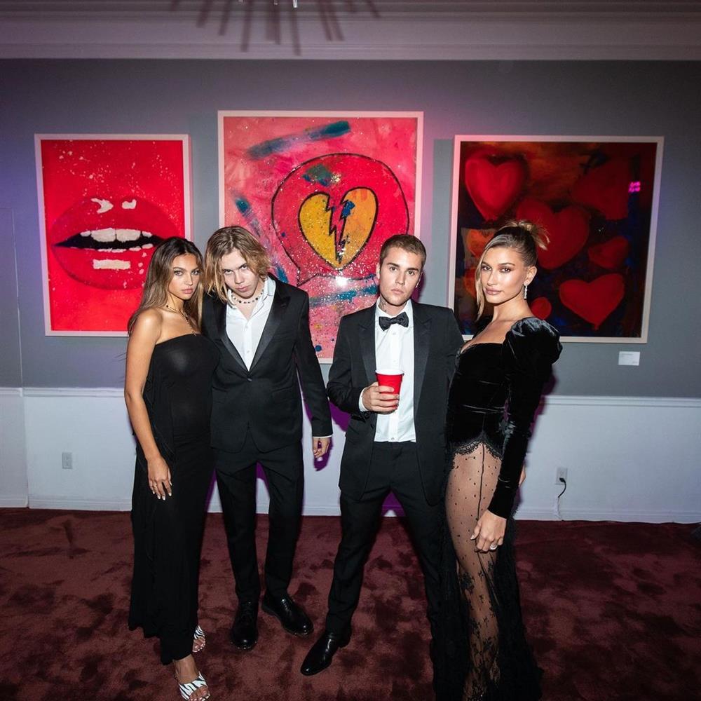 Bà xã Justin Bieber mặc đầm xẻ hiểm hóc, khiến chồng phải che chắn liên tục nhưng vẫn chưa là gì với Á hậu nóng bỏng Vbiz-2