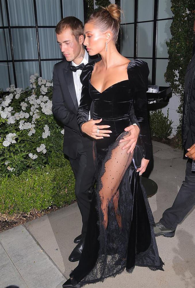 Bà xã Justin Bieber mặc đầm xẻ hiểm hóc, khiến chồng phải che chắn liên tục nhưng vẫn chưa là gì với Á hậu nóng bỏng Vbiz-5