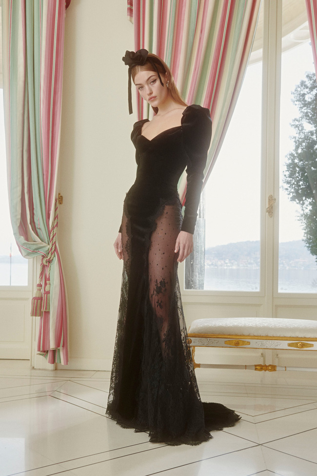 Bà xã Justin Bieber mặc đầm xẻ hiểm hóc, khiến chồng phải che chắn liên tục nhưng vẫn chưa là gì với Á hậu nóng bỏng Vbiz-7