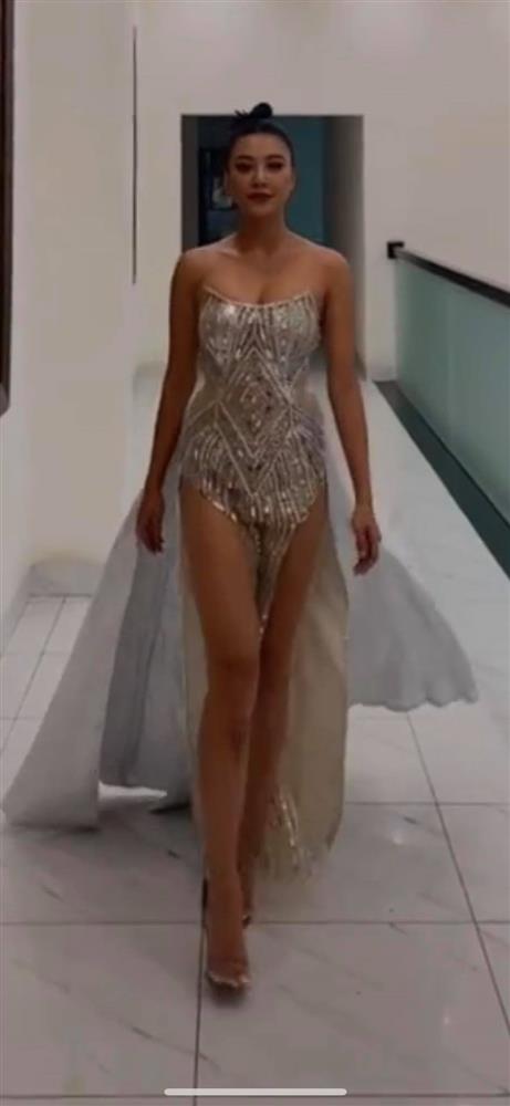 Bà xã Justin Bieber mặc đầm xẻ hiểm hóc, khiến chồng phải che chắn liên tục nhưng vẫn chưa là gì với Á hậu nóng bỏng Vbiz-8