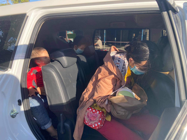 Thương cháu bé 9 ngày tuổi cùng bố mẹ vượt hơn 1.000km từ Bình Dương về quê tránh dịch trên chiếc xe máy cà tàng-7