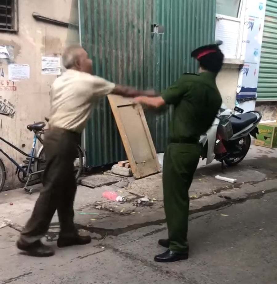 Cụ ông đánh trung úy công an bị phạt 2 triệu đồng-1