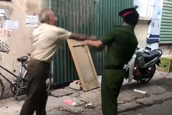 Cụ ông đánh trung úy công an bị phạt 2 triệu đồng