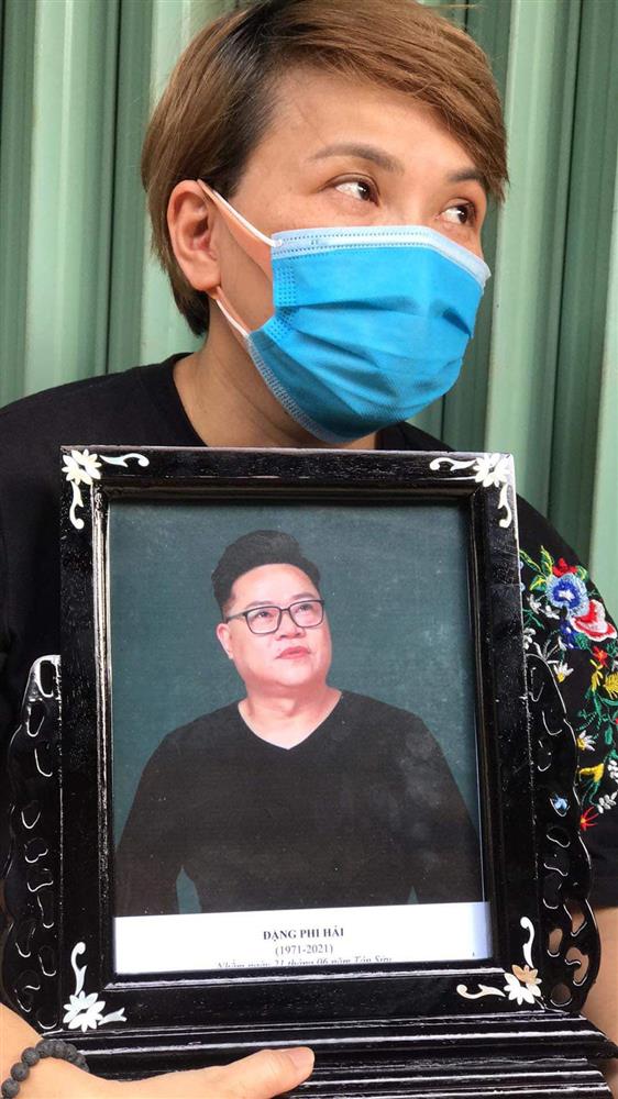 Xót xa tang lễ không nhang khói, vợ thất thần ôm di ảnh in vội của ca sĩ Phi Hải-1