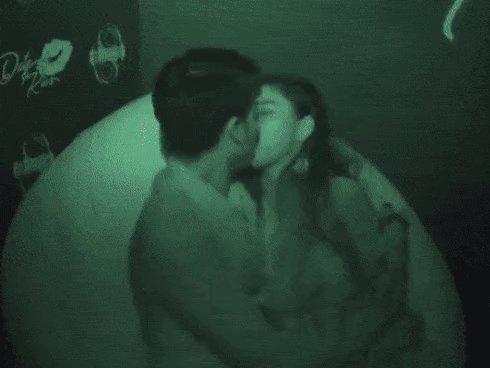 Để trai lạ sờ soạng, hôn vồ vập trên show hẹn hò, nữ vũ công Việt bị cha ruột từ mặt!-4