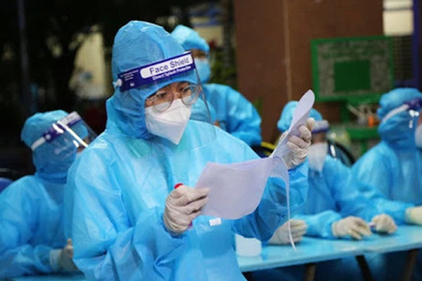 Hà Nội: Tạm dừng hoạt động chợ Phùng Khoang, hàng trăm tiểu thương đội mưa chờ xét nghiệm Covid-19-14