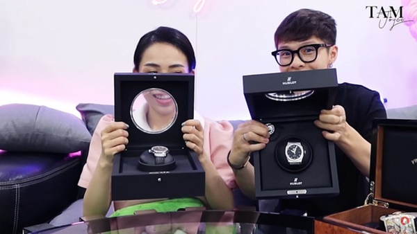 Rich kid Việt và những món quà khủng: Bộ đôi siêu xe ngót nghét 70 tỷ, đồng hồ sang với hàng hiệu nhiều không đếm nổi-12