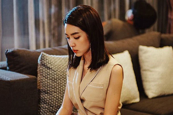 Thi thoảng nửa đêm chồng ra ngoài phòng khách ngủ, tôi lén theo dõi thì choáng váng với hành động lạ lùng của ông xã-1