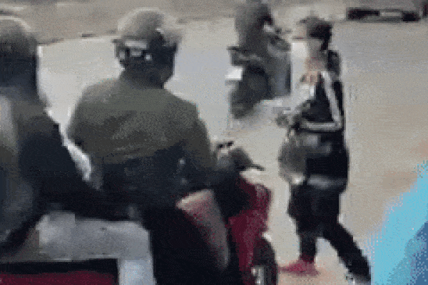 Danh tính người phụ nữ đi dép tổ ong, cầm xấp tiền hỗ trợ bà con chạy xe máy về quê tránh dịch-1