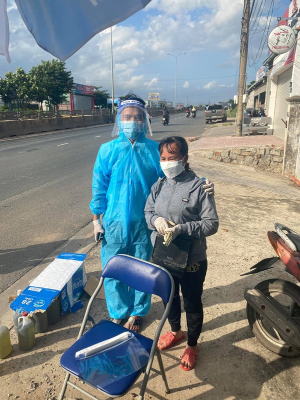 Danh tính người phụ nữ đi dép tổ ong, cầm xấp tiền hỗ trợ bà con chạy xe máy về quê tránh dịch-3