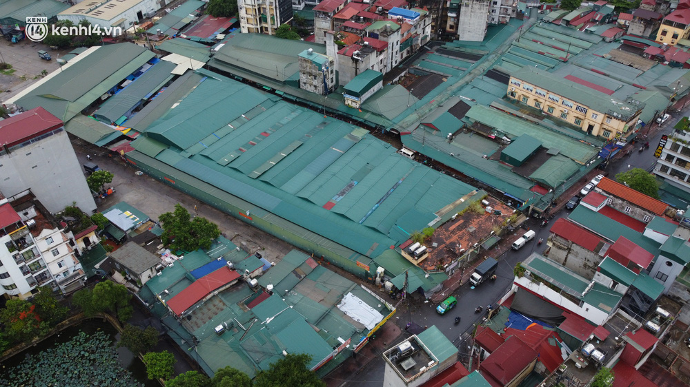 Hà Nội: Tạm dừng hoạt động chợ Phùng Khoang, hàng trăm tiểu thương đội mưa chờ xét nghiệm Covid-19-1