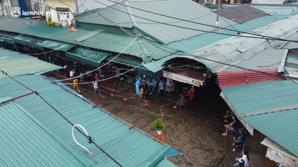 Hà Nội: Tạm dừng hoạt động chợ Phùng Khoang, hàng trăm tiểu thương đội mưa chờ xét nghiệm Covid-19-2