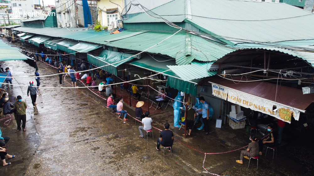 Hà Nội: Tạm dừng hoạt động chợ Phùng Khoang, hàng trăm tiểu thương đội mưa chờ xét nghiệm Covid-19-3