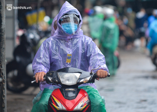 Hà Nội: Tạm dừng hoạt động chợ Phùng Khoang, hàng trăm tiểu thương đội mưa chờ xét nghiệm Covid-19-10