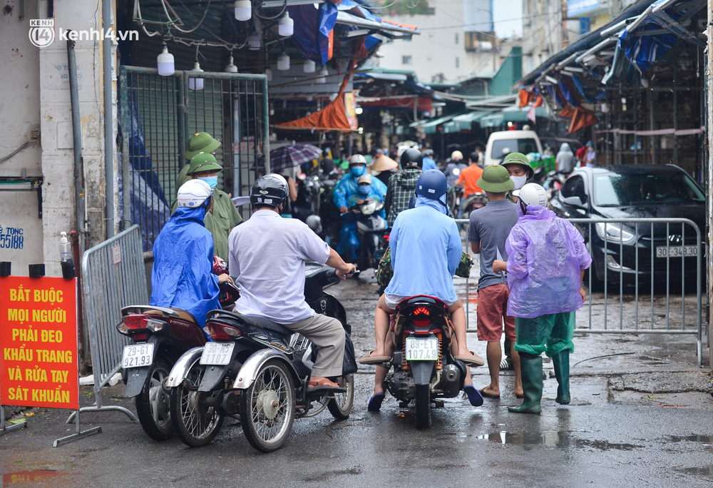 Hà Nội: Tạm dừng hoạt động chợ Phùng Khoang, hàng trăm tiểu thương đội mưa chờ xét nghiệm Covid-19-11
