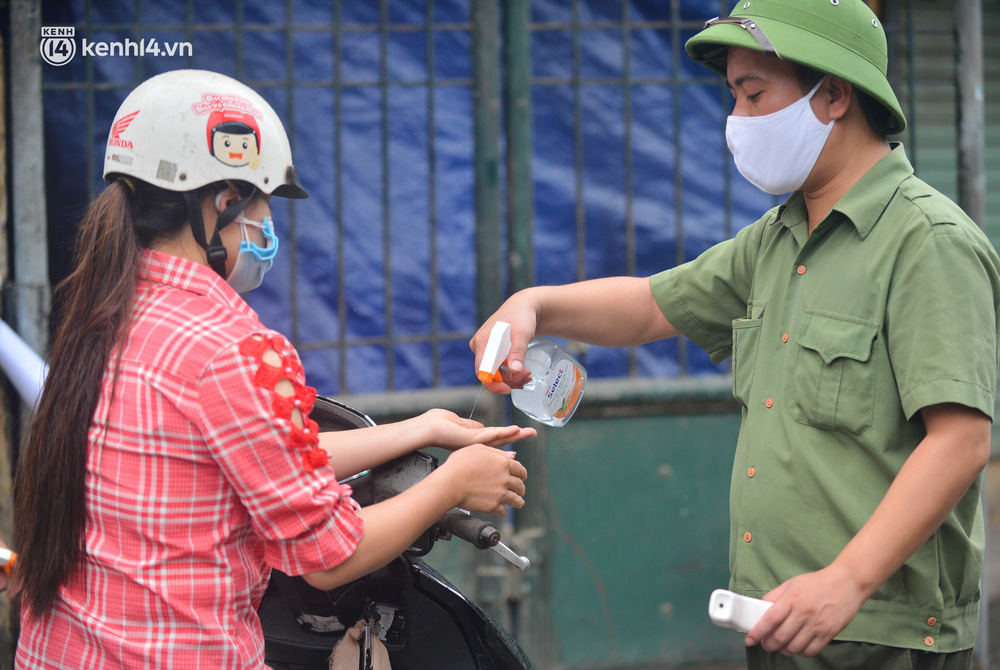 Hà Nội: Tạm dừng hoạt động chợ Phùng Khoang, hàng trăm tiểu thương đội mưa chờ xét nghiệm Covid-19-12