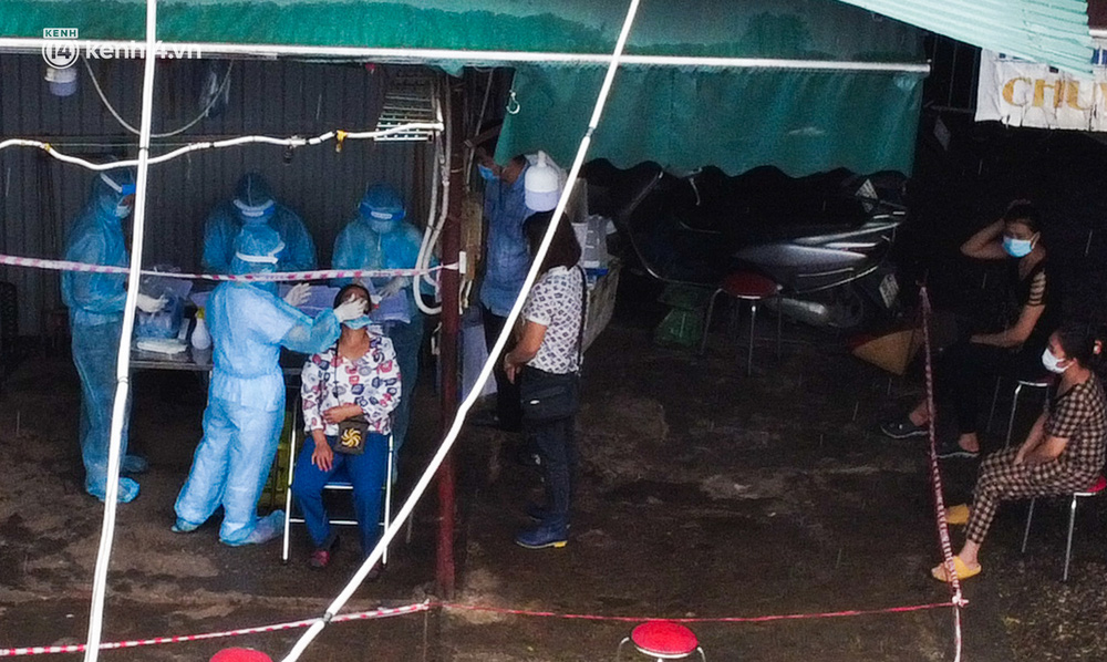 Hà Nội: Tạm dừng hoạt động chợ Phùng Khoang, hàng trăm tiểu thương đội mưa chờ xét nghiệm Covid-19-4