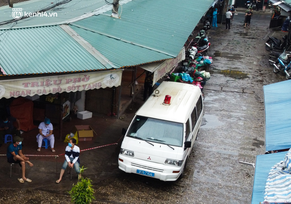 Hà Nội: Tạm dừng hoạt động chợ Phùng Khoang, hàng trăm tiểu thương đội mưa chờ xét nghiệm Covid-19-5