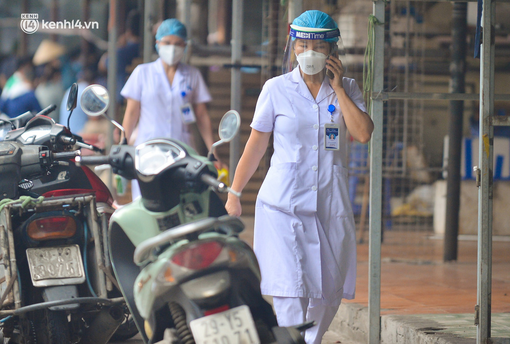 Hà Nội: Tạm dừng hoạt động chợ Phùng Khoang, hàng trăm tiểu thương đội mưa chờ xét nghiệm Covid-19-6