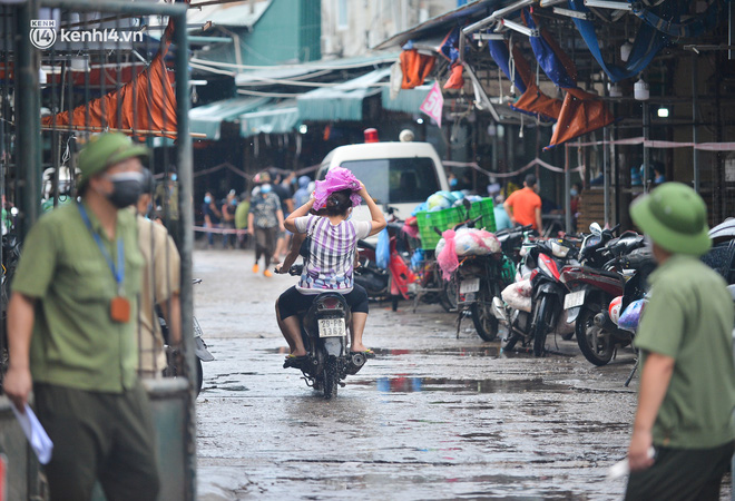 Hà Nội: Tạm dừng hoạt động chợ Phùng Khoang, hàng trăm tiểu thương đội mưa chờ xét nghiệm Covid-19-7