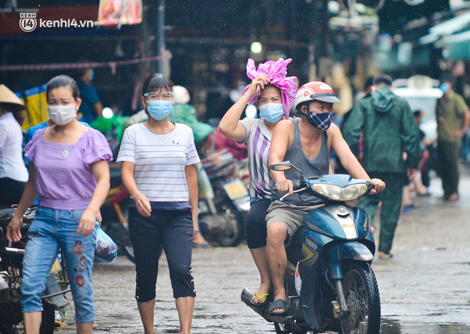 Hà Nội: Tạm dừng hoạt động chợ Phùng Khoang, hàng trăm tiểu thương đội mưa chờ xét nghiệm Covid-19-8