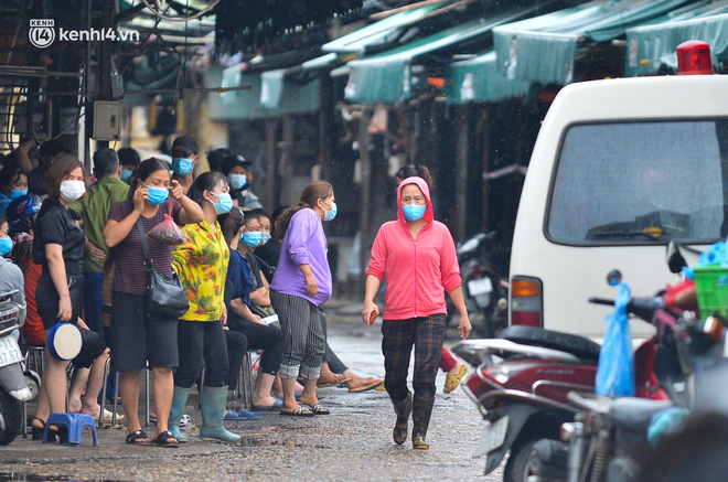 Hà Nội: Tạm dừng hoạt động chợ Phùng Khoang, hàng trăm tiểu thương đội mưa chờ xét nghiệm Covid-19-9