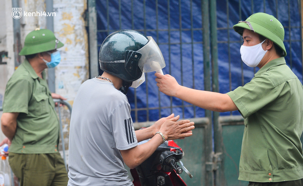 Hà Nội: Tạm dừng hoạt động chợ Phùng Khoang, hàng trăm tiểu thương đội mưa chờ xét nghiệm Covid-19-13
