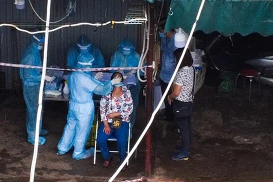 Hà Nội: Tạm dừng hoạt động chợ Phùng Khoang, hàng trăm tiểu thương đội mưa chờ xét nghiệm Covid-19