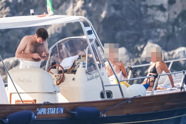 Chồng công chúa Anh lộ ảnh thân mật với người khác, dính nghi án ngoại tình khi vợ mới sinh 5 tháng-4