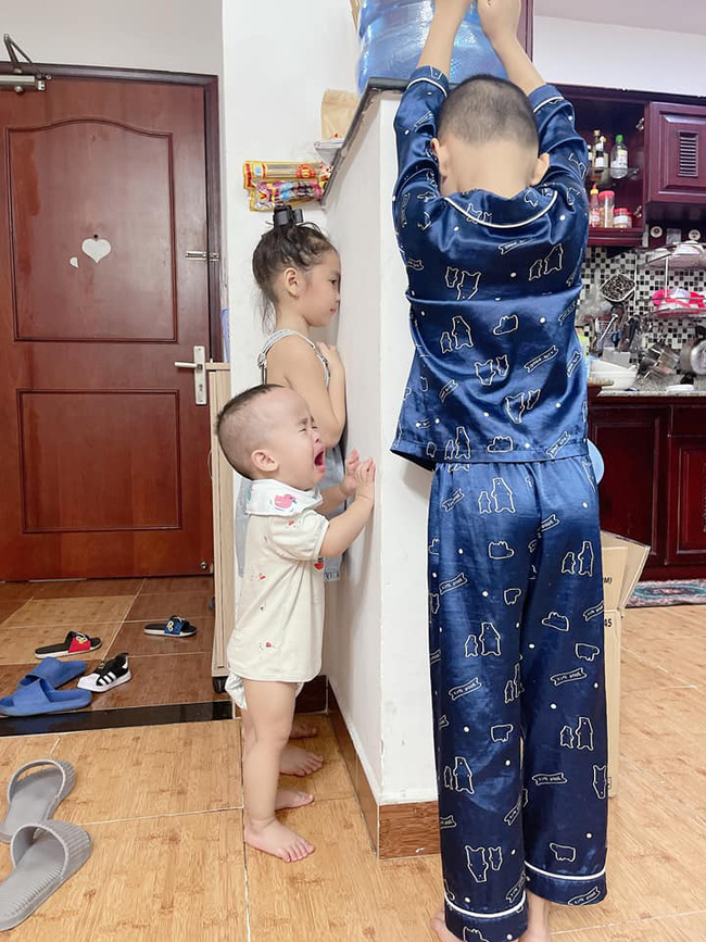 Cười mệt với màn bóc phốt của mẹ trẻ khi ở nhà mùa dịch với con, tình hình các mẹ sao rồi?-4