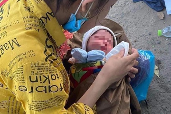 Hành trình bé 10 ngày tuổi vượt 1.500km về quê cùng bố mẹ: 