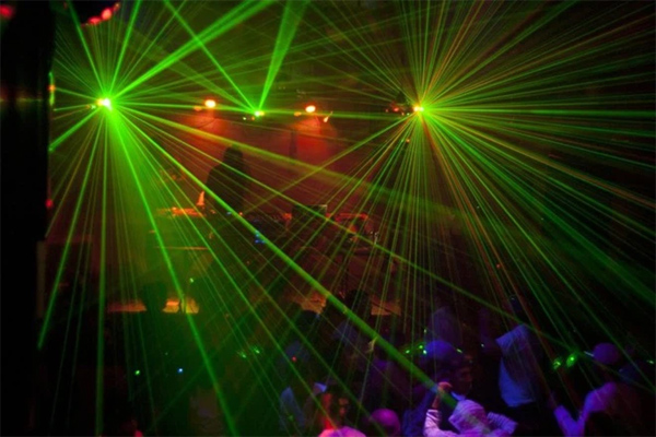 Đưa bạn trai cũ về nhà để trả thù việc chồng đi chơi hộp đêm, vợ điếng người trước cảnh tượng xuất hiện vào sáng hôm sau-1