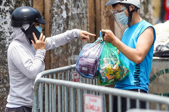 CLIP: Tiếp tế lương thực cho phường Chương Dương bị phong toả với 23 ngàn dân