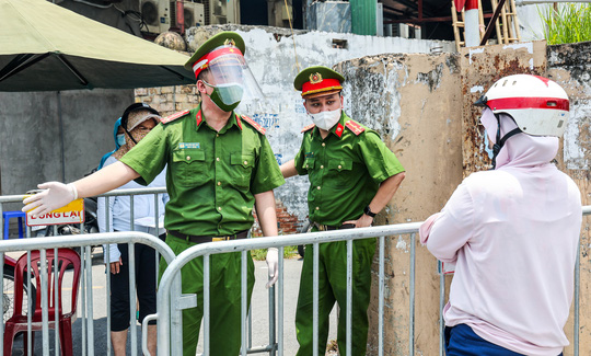 CLIP: Tiếp tế lương thực cho phường Chương Dương bị phong toả với 23 ngàn dân-11