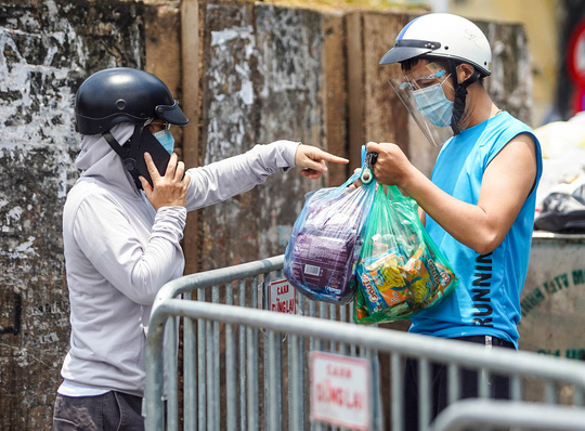 CLIP: Tiếp tế lương thực cho phường Chương Dương bị phong toả với 23 ngàn dân-12