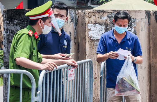 CLIP: Tiếp tế lương thực cho phường Chương Dương bị phong toả với 23 ngàn dân-16