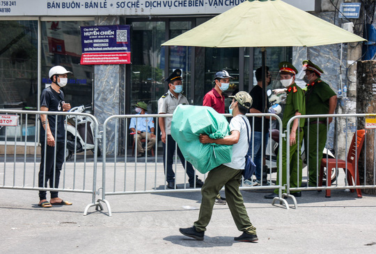 CLIP: Tiếp tế lương thực cho phường Chương Dương bị phong toả với 23 ngàn dân-18