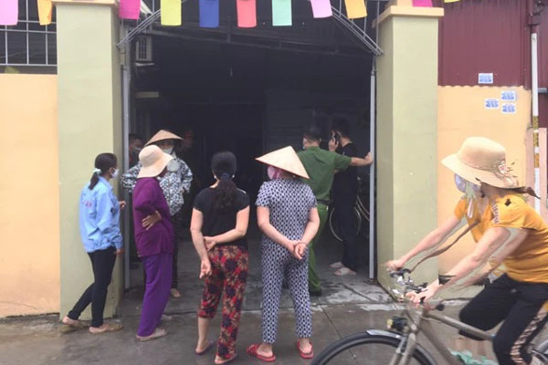 Clip: Hiện trường vụ nghi chồng chém vợ trọng thương ở Hưng Yên-3